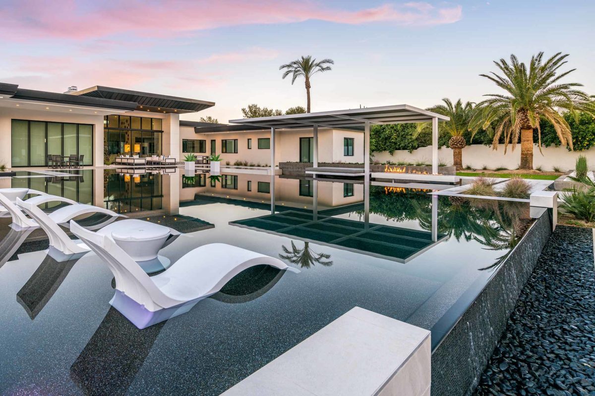 photo of a swimming pool with Sierra black pool finish