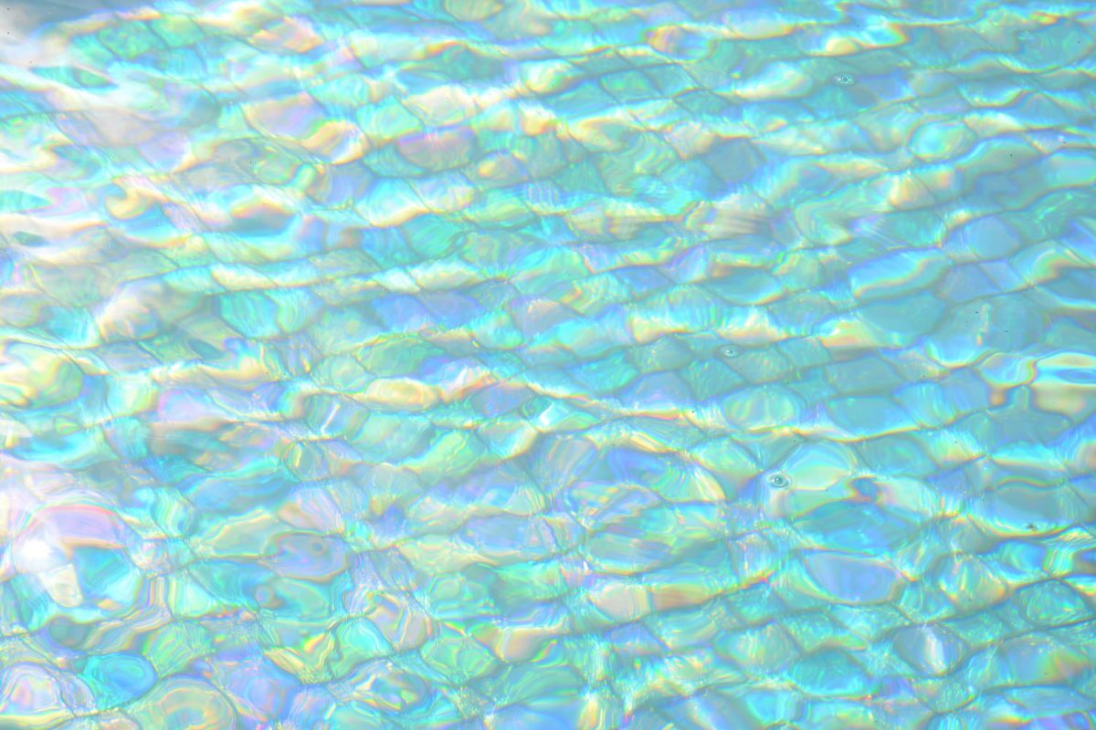 R1C Absolute White all iridescent underwater