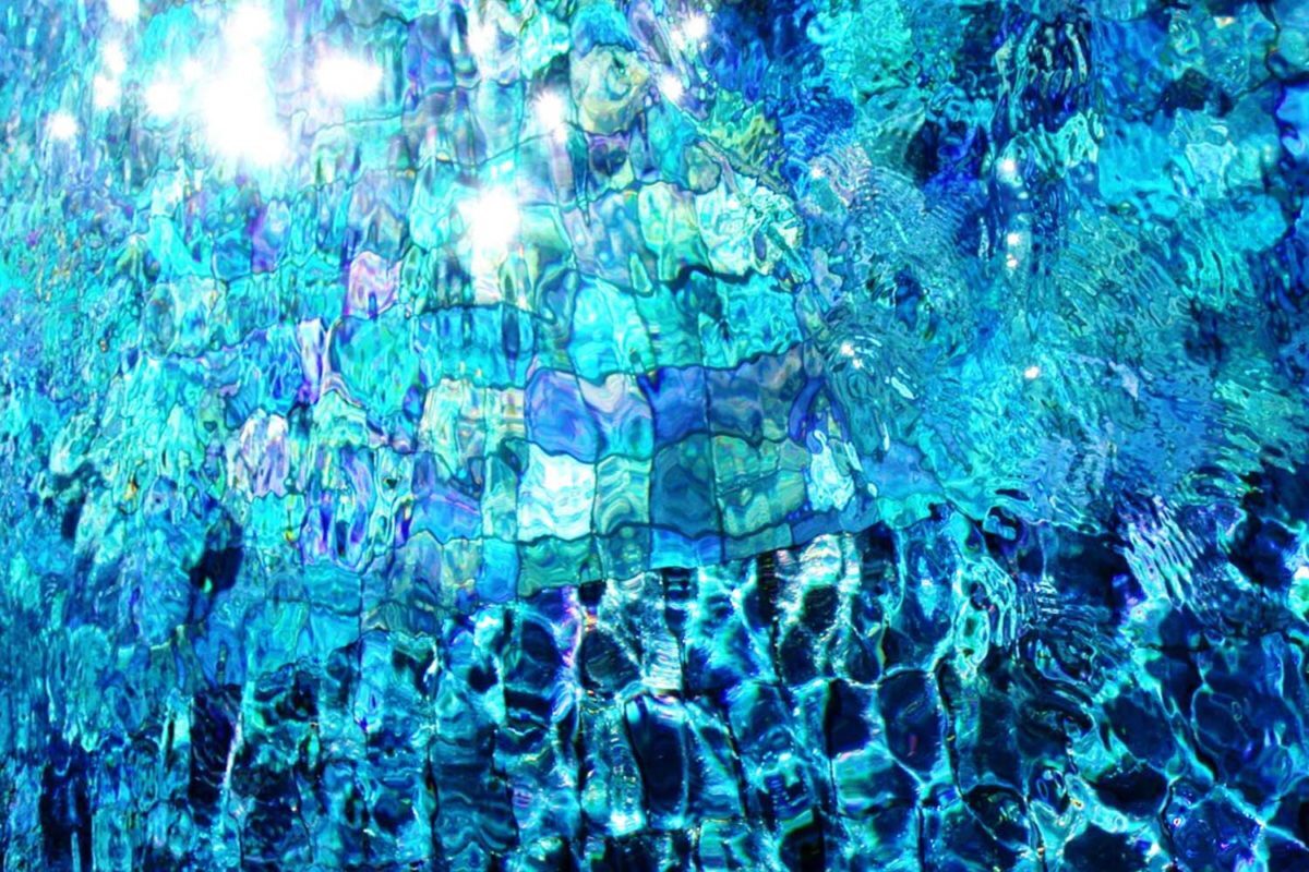 R1C Aqua Blue all iridescent underwater