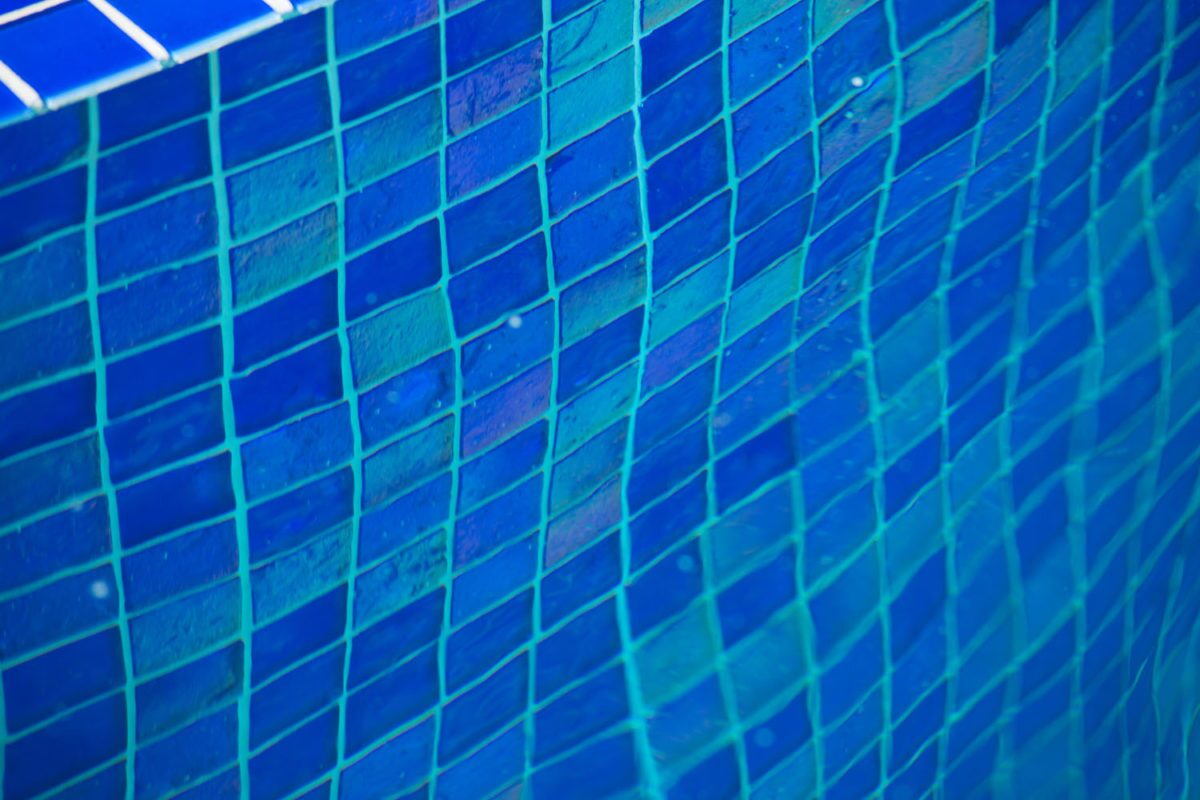 R1C Intense Blue underwater