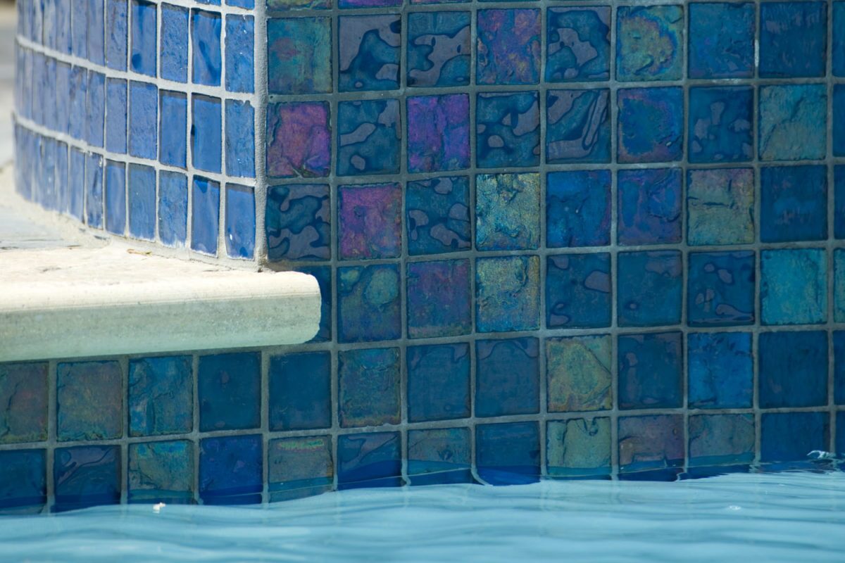 R1C Peacock raised spa wall