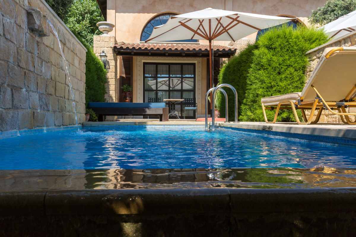 Read more about the article Luxury Pool Designs and Finishes: Pebble Pools for a Luxury Look