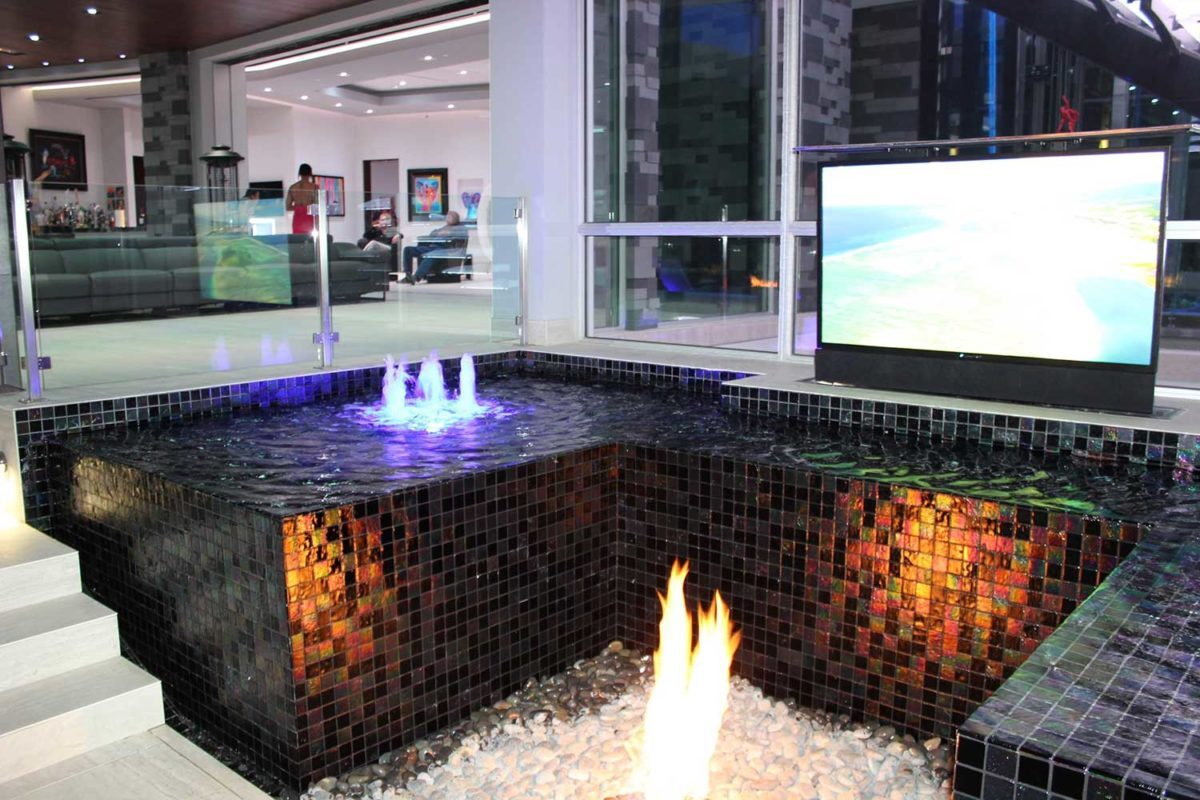 R1C Absolute Black all tiled spa