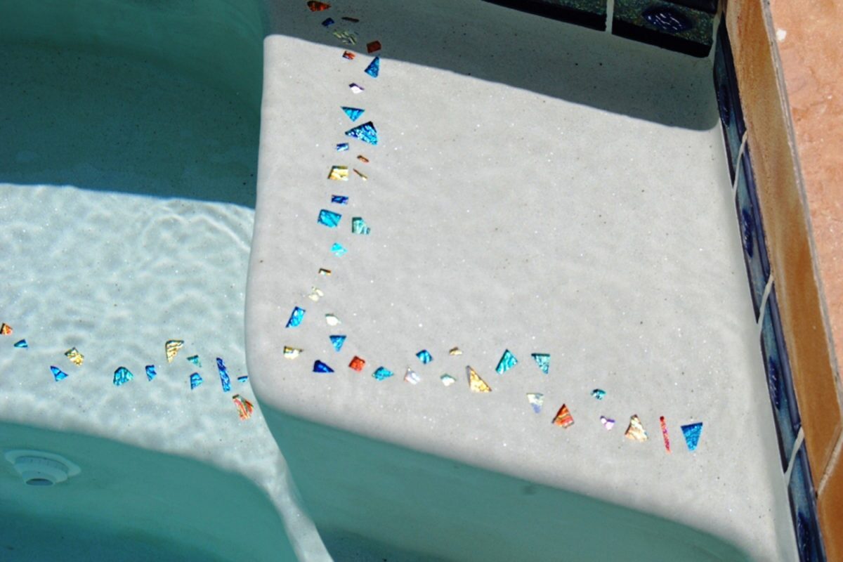 Shell-Beach-glass-accent-tiles-for-pools-1